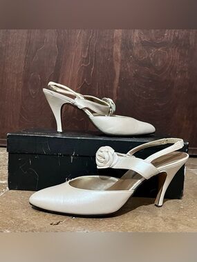 Vintage Sergio Zelcer Spanish Leather Ivory Rosette Slingback Heels